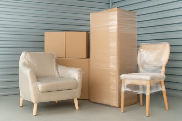تغليف الأثاث باستخدام المواد الواقية في أحد مخازن الأثاث بالكويت